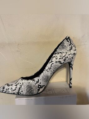 WILD DIVA LOUNGE SNAKESKIN PUMPS STILETTO HEELS Sz 10 NIB